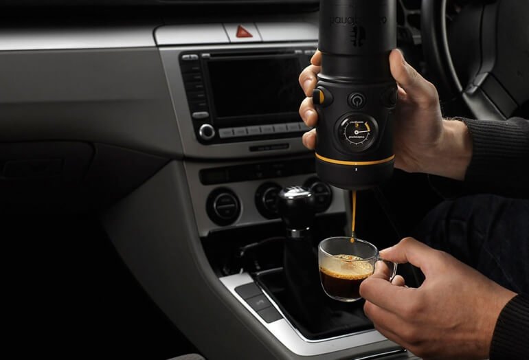 Handpresso Auto Being Used in a Car